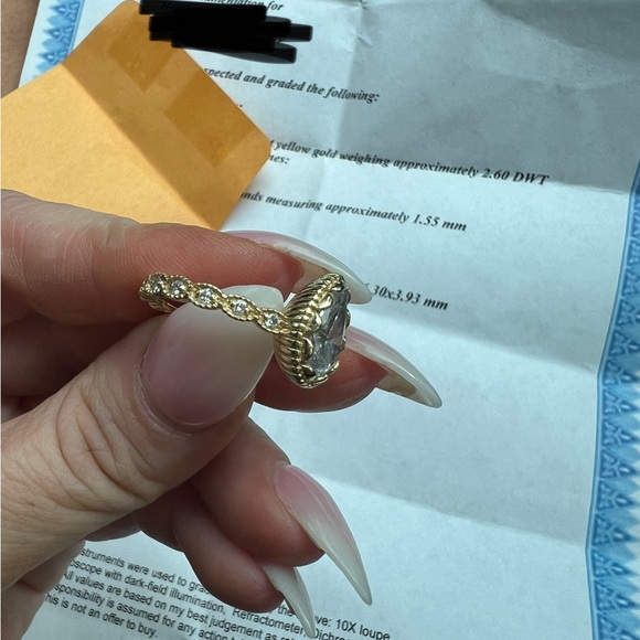 2.6 karat pear shaped diamond ring. Has 12 small diamonds on bad. 14k gold - Picture 3 of 5